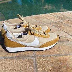 Women’s Nike Daybreak SIZE 7